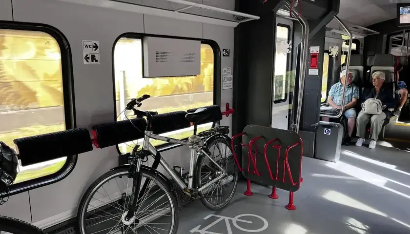 Wsiadając do pociągu PKP z rowerem, dowiedz się, jak kupić bilet na rower. Wygodne stojaki czekają na pasażerów z jednośladami.