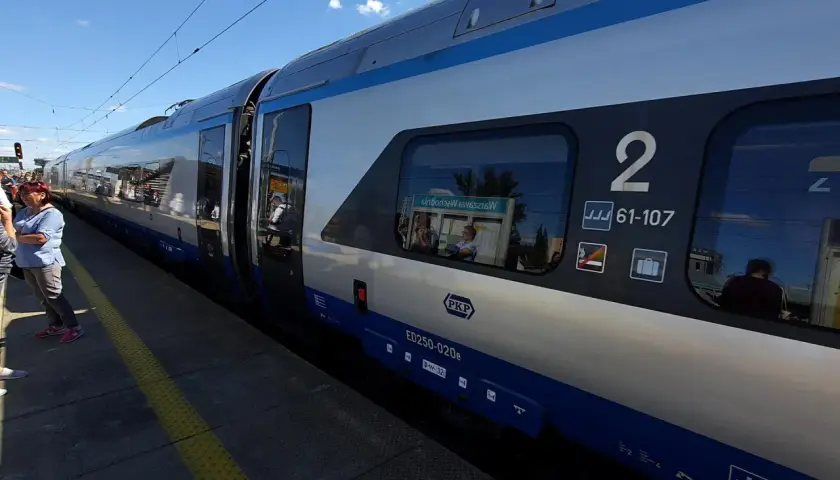 Pendolino Kraków Gdańsk cena – nowoczesny pociąg PKP na peronie, gotowy do podróży.