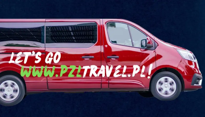 Czerwony bus z napisem "LET'S GO WWW.PZITRAVEL.PL!" gotowy na flixbus do Niemiec.