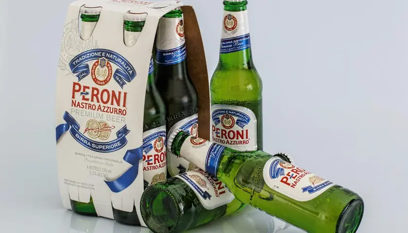 Butelki piwa Peroni Nastro Azzurro. Czy można przewozić alkohol w bagażu rejestrowanym? Tak, ale sprawdź przepisy.