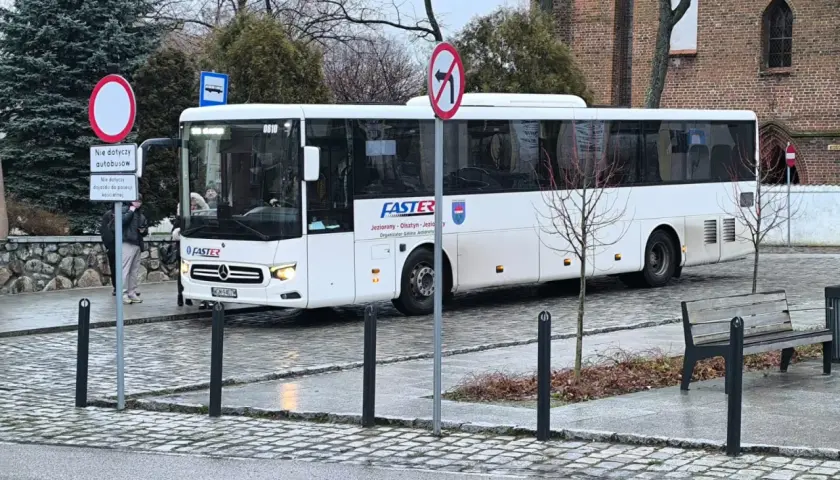 Biały autobus FASTER z Olsztyna, gotowy do kursu. Może właśnie jedzie po bilet miesięczny dla pasażerów.