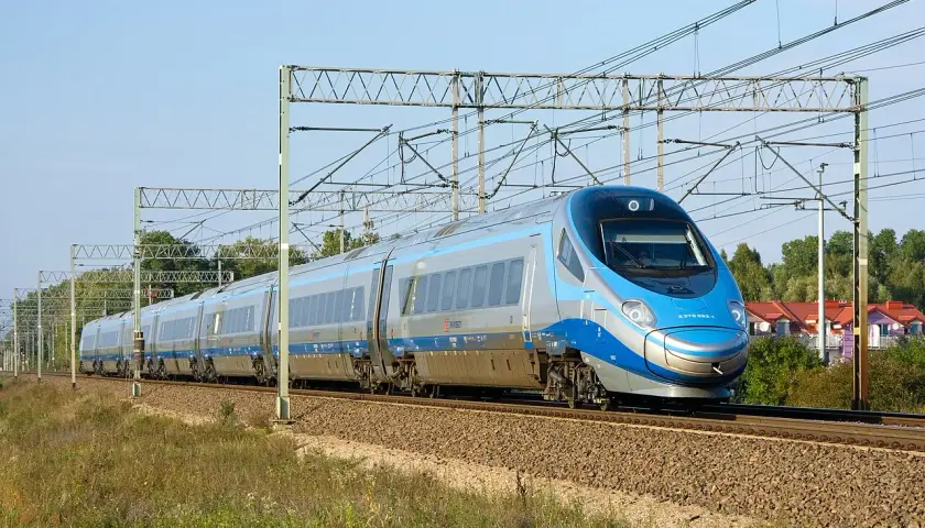 Szybki pociąg Pendolino z charakterystycznym przodem mknie po torach, skrót do szybkiej podróży.