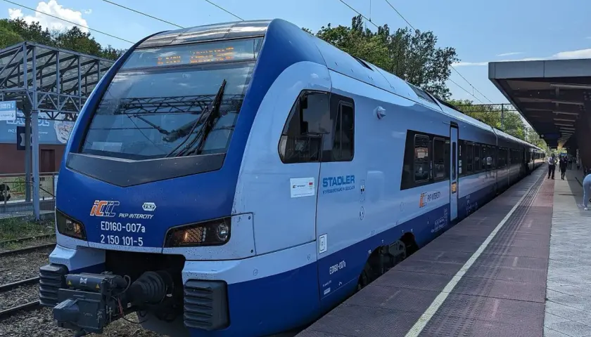 Nowy pociąg PKP Intercity Stadler ED160-007a czeka na pasażerów na stacji. Może właśnie jedzie z Bydgoszczy do Gdańska?