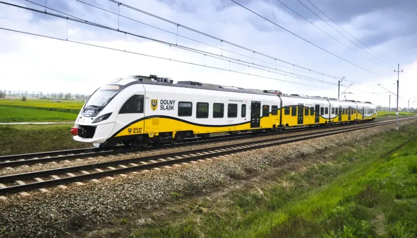 Nowy pociąg Kolei Dolnośląskich rusza w podróż z Wrocławia nad morze.