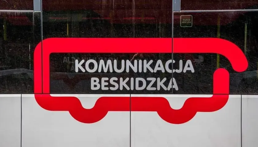Cennik PKS 650 Komunikacja Beskidzka. Czerwony symbol autobusu na białym tle.
