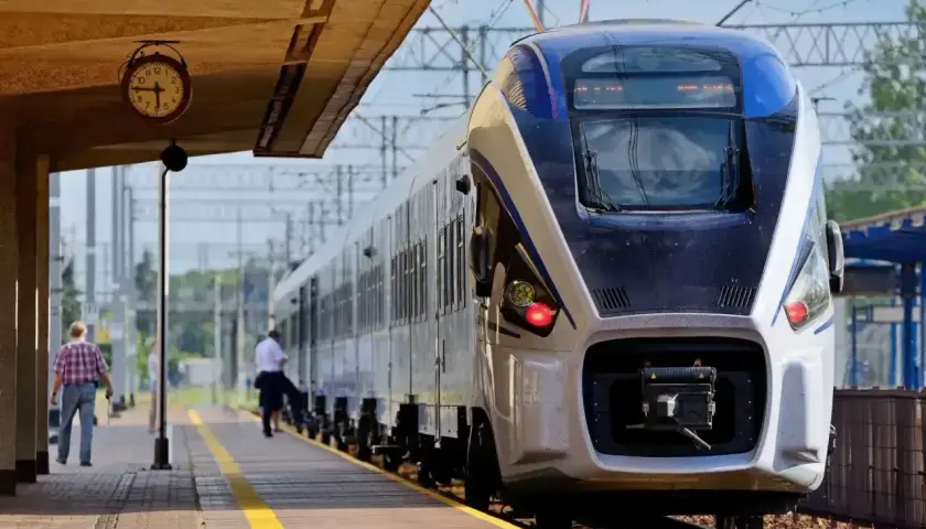 Na dworcu stoi nowoczesny pociąg Intercity. Czy można jechać wcześniejszym pociągiem Intercity? Zegar na peronie pokazuje czas.