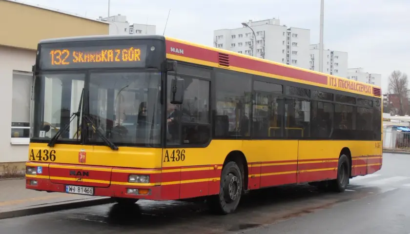 Autobus linii 132 Warszawa, o numerze bocznym A436, marki MAN, z napisem ITS Michalczewski, gotowy do jazdy.