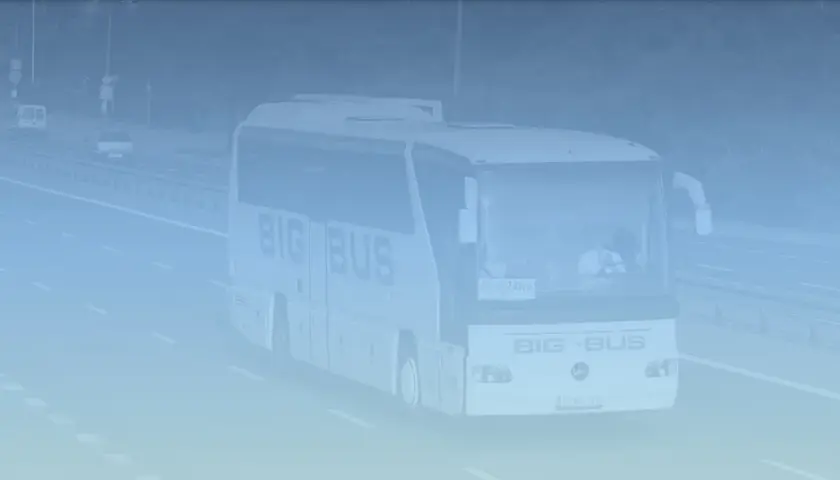 Biały autokar BIG BUS z napisem "WARSZAWA" na trasie. Sprawdź max bus Zamość Warszawa rozkład jazdy.