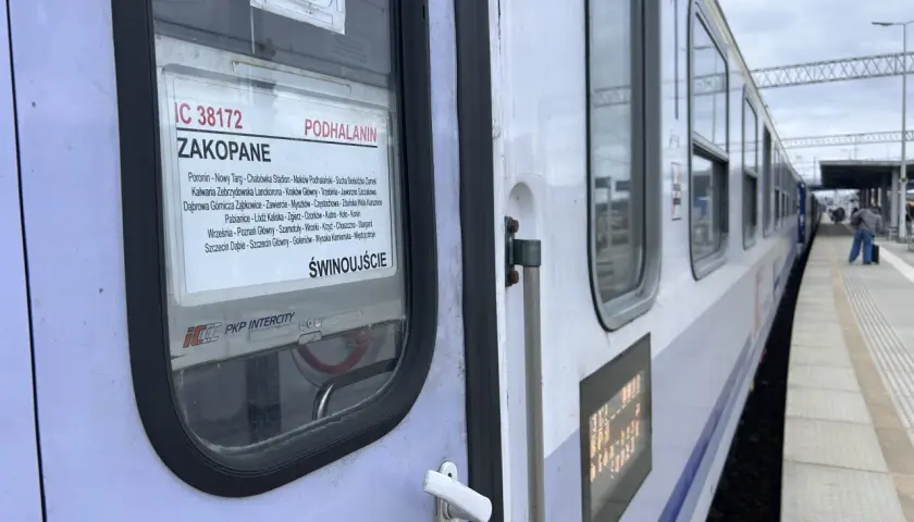Pociąg IC 38172 "Podhalanin" na stacji. Widoczna tablica z trasą do Świnoujścia przez Zakopane.