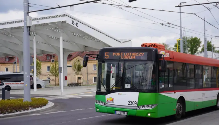 Autobus linii 5 "Port Lotniczy Lublin" zbliża się do przystanku.