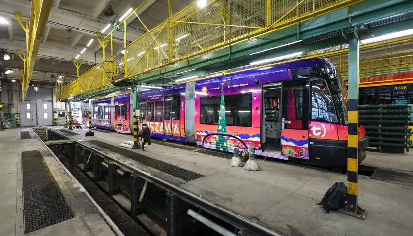Warszawski tramwaj ozdobiony świątecznymi motywami, gotowy do kursowania w okresie Bożego Narodzenia.