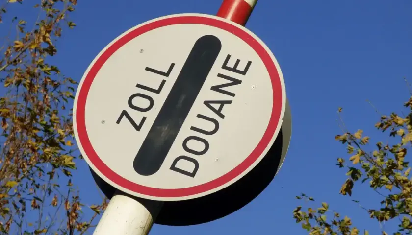 Znak graniczny "Zoll Douane" przypomina o limitach, ile papierosów do Niemiec można przewieźć.