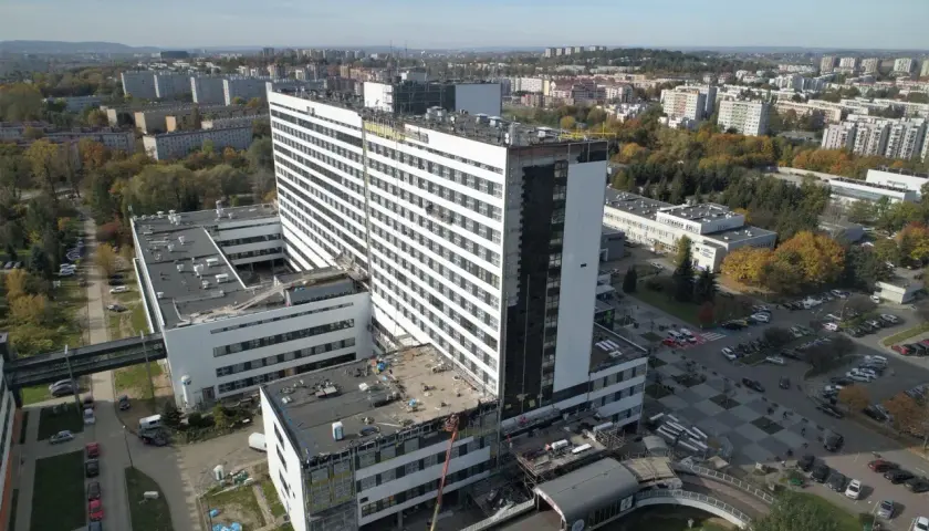 Szpital Rydygiera w Krakowie. Widok z lotu ptaka na budynek szpitala i jego otoczenie, z parkingami i drogami.