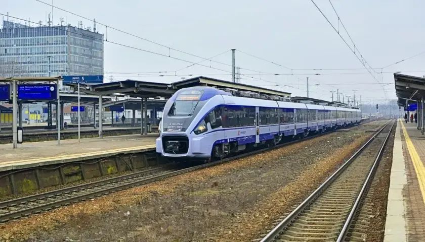 Nowoczesny pociąg PKP Intercity na stacji w Opocznie, gotowy do podróży do Kielc.