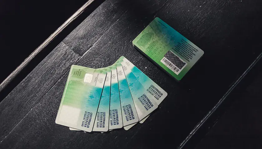 Legitymacje studenckie, klucz do podróży z flixbus zniżka studencka.