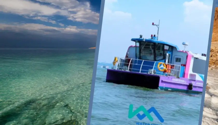 Kolorowa łódź "Water Metro" płynie po spokojnej, turkusowej wodzie. W tle widać skaliste wybrzeże i błękitne niebo z chmurami.