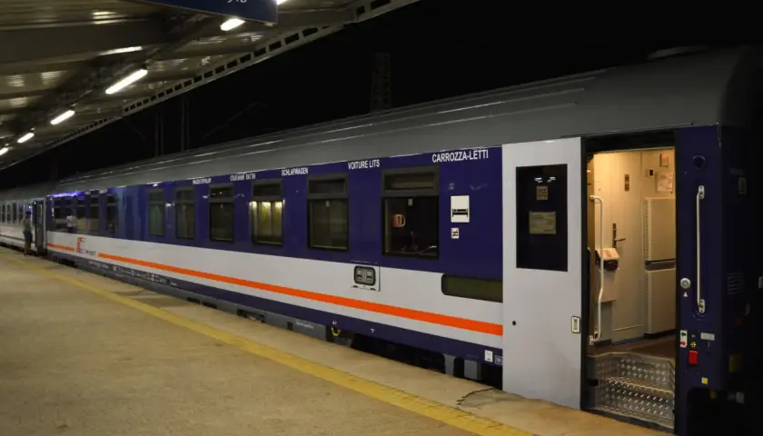 Jak znaleźć wagon w pociągu Intercity? Spójrz na napisy na wagonach: "WAGON SYPIALNY", "SCHLAFWAGEN", "VOITURE LITS", "CARROZZA-LETTI".