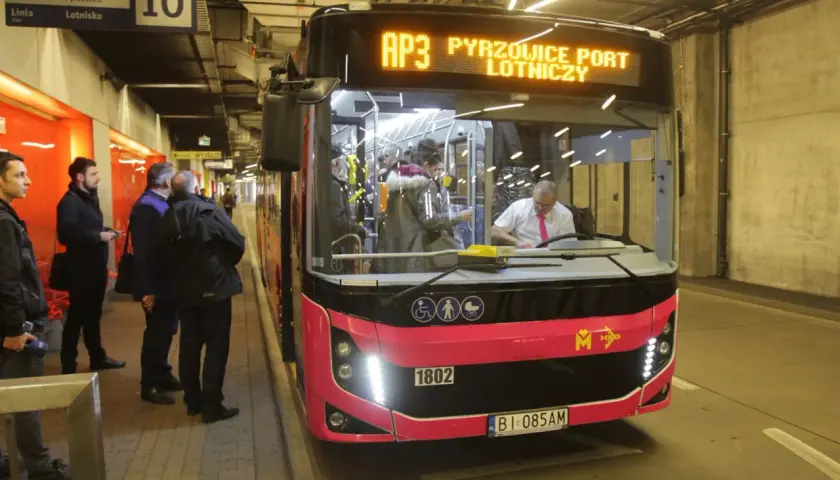 Autobus linii AP3 z Katowic do Pyrzowic Lotnisko, pasażerowie czekają na bilety.