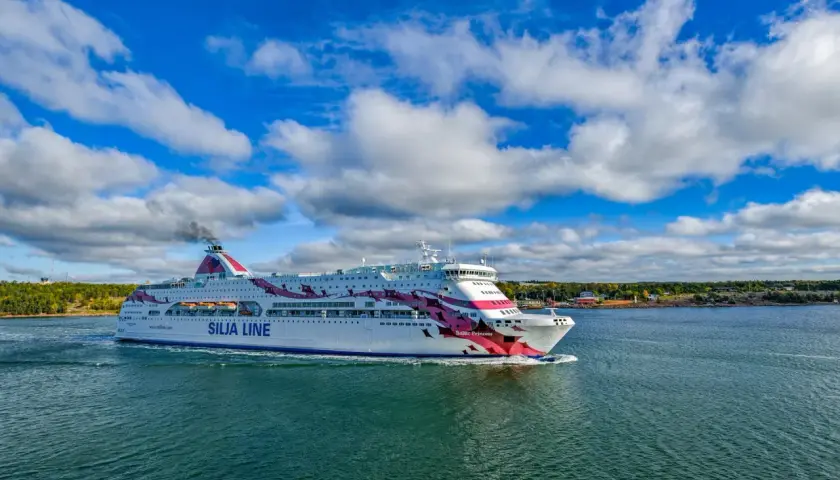 Prom Baltic Princess płynie z Rygi do Helsinek. Statek z charakterystycznym różowym wzorem na burcie sunie po spokojnych wodach.