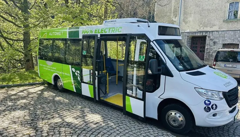 Zielony, elektryczny Automet gotowy do zabrania turystów na Morskie Oko. Ekologiczny transport w górach.