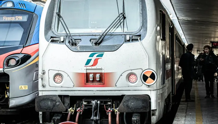 Pociągi na stacji, jeden z napisem "Firenze SMN", gotowe do podróży między Mediolanem a Turynem.