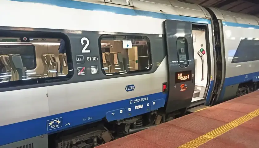 Pociąg PKP na peronie. Zastanawiasz się, z jakim wyprzedzeniem można kupić bilet PKP? Planuj podróż!