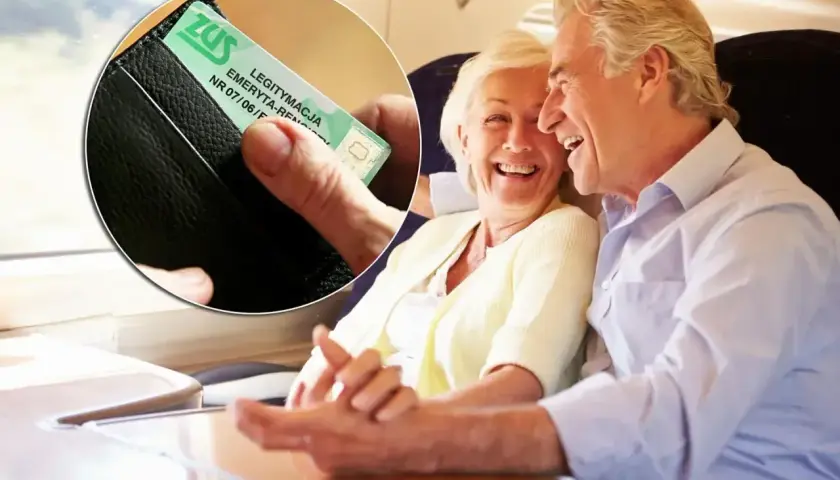 Uśmiechnięci seniorzy w pociągu, pokazujący legitymację ZUS, która uprawnia do zniżki na pociąg.