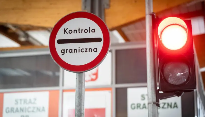 Znak "Kontrola graniczna" i czerwone światło sygnalizatora. Zastanawiasz się, ile piwa można przewieźć przez granice z Niemcami? Sprawdź przepisy!