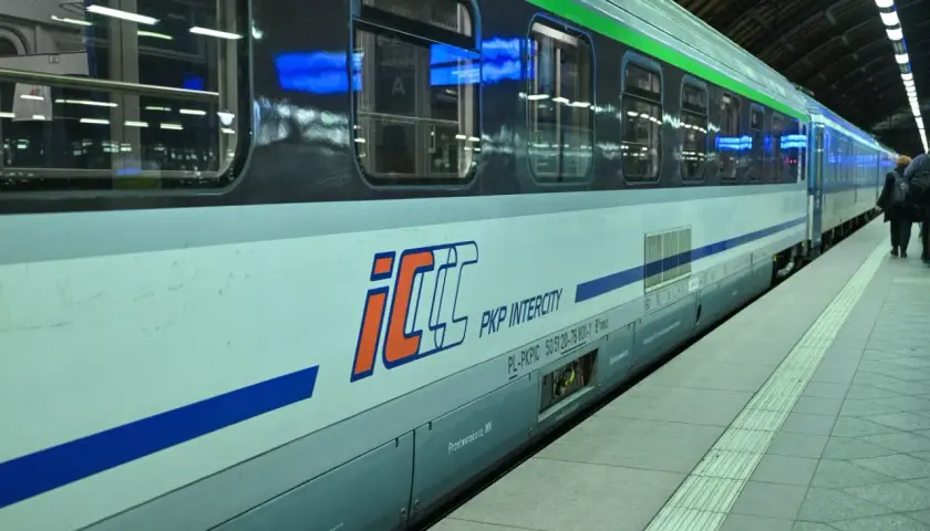 Pociąg PKP Intercity z logo ICC, gotowy do podróży z dostępem do intercity wifi.