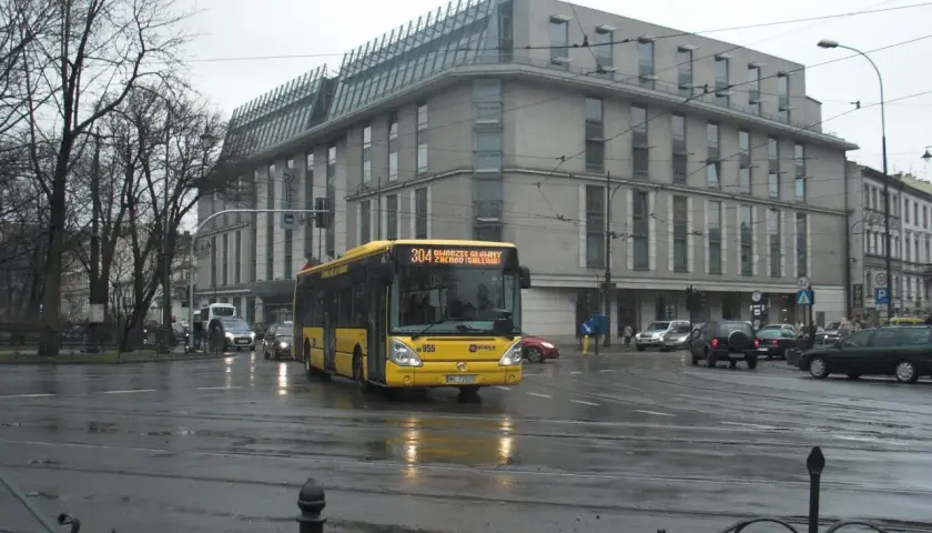 Żółty autobus 304 na skrzyżowaniu w Krakowie, jadący w kierunku Wieliczki. Sprawdź rozkład jazdy!