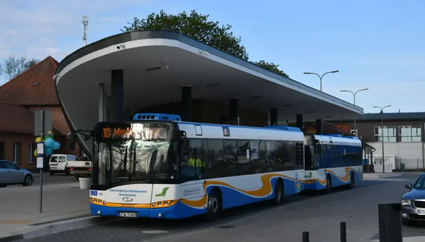 Autobus 10 Świnoujście-Międzyzdroje stoi pod nowoczesnym zadaszeniem dworca.