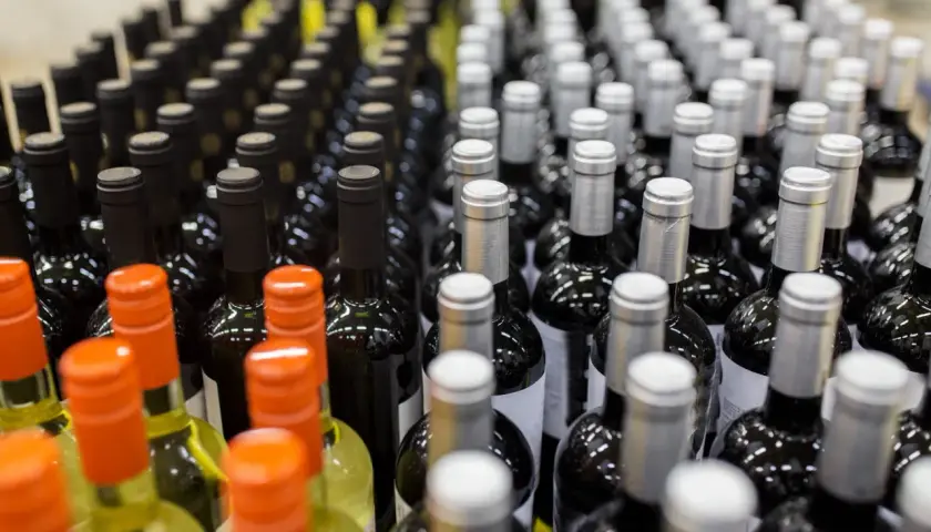 Rzędy butelek wina, czerwonego i białego. Zastanawiasz się, ile litrów alkoholu można przewieźć przez granicę polsko-niemiecką?