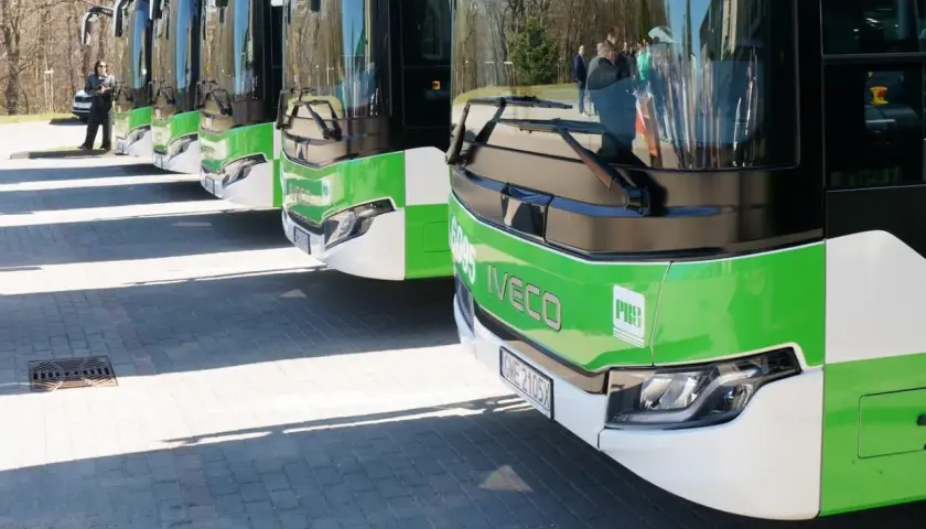 Nowe autobusy Iveco PKS w zielono-białych barwach czekają na pasażerów w Siedlcach i Lubinie.