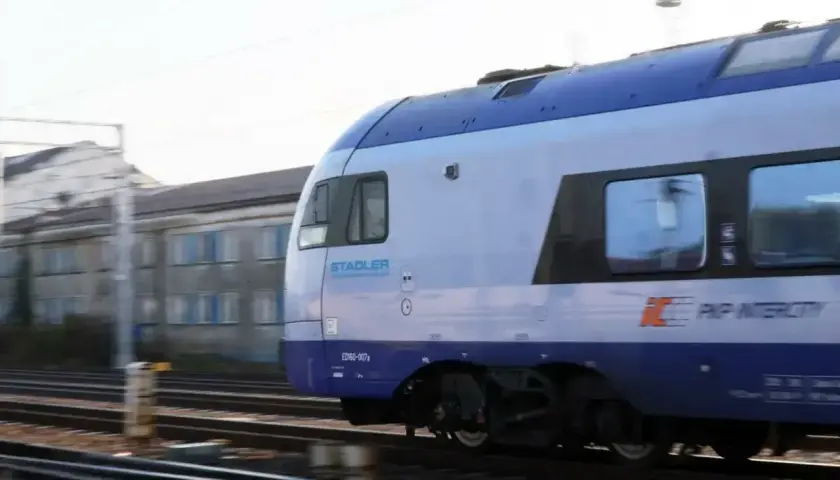 Pociąg PKP Intercity Stadler ED160 mija budynki. Może właśnie wraca do bazy, a pasażerowie planują zwrot biletu PKP.