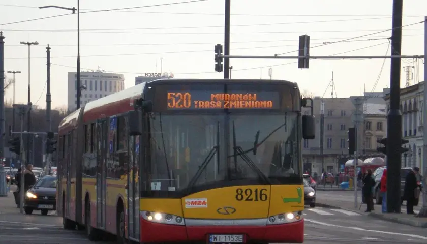 Autobus linii 520 w Warszawie, z informacją "trasa zmieniona", jedzie ulicą.