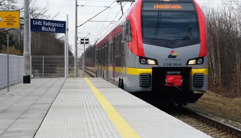 Pociąg zbliża się do peronu na stacji Łódź Radogoszcz Wschód.