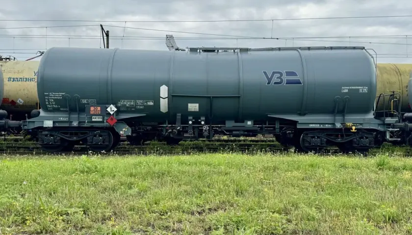 Szary wagon-cysterna z logo УЗ, gotowy do transportu. Ile wagonów można przewieźć do Niemiec? Zależy od ładunku i przepisów.