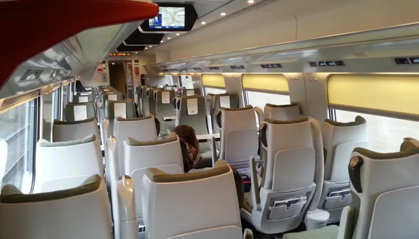Puste miejsce przy stoliku w pociągu Intercity. Czekam na podróż, rozglądam się po wagonie.