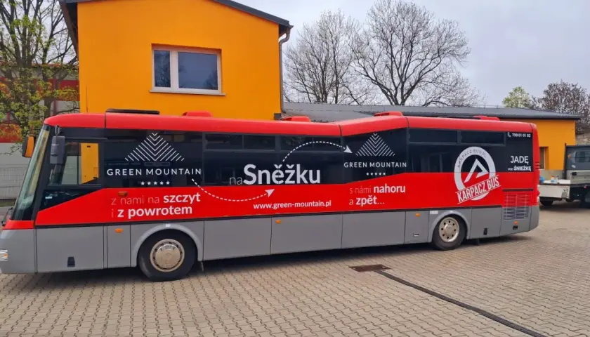 Autobus Karpacz Bus z napisem "na Śnieżkę" i "z nami na szczyt i z powrotem". Sprawdź karpacz bus cennik na stronie green-mountain.pl.