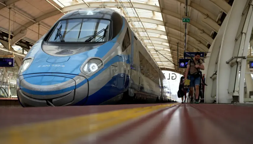 Błękitno-szary Pendolino czeka na pasażerów. Ludzie idą wzdłuż peronu, gotowi do podróży po nowych trasach.
