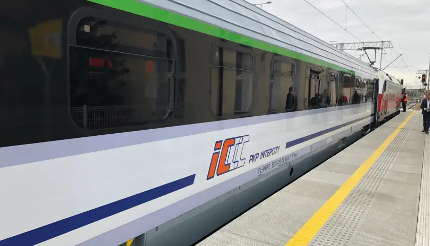 PKP Intercity - eic co to za pociąg? Nowoczesny skład z charakterystycznym logo, gotowy do podróży.
