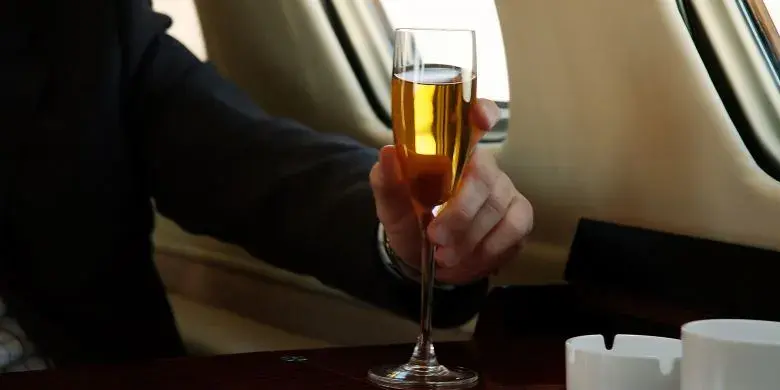 Ile alkoholu można przewieźć samolotem do Kanady bez cła?