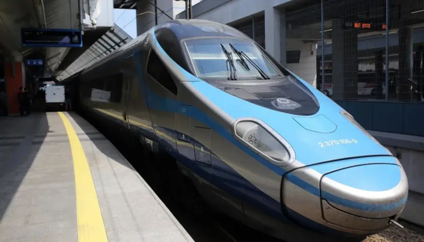 Pendolino na peronie, gotowe do podróży. Krótka odległość Kraków-Katowice pokonana w mgnieniu oka.