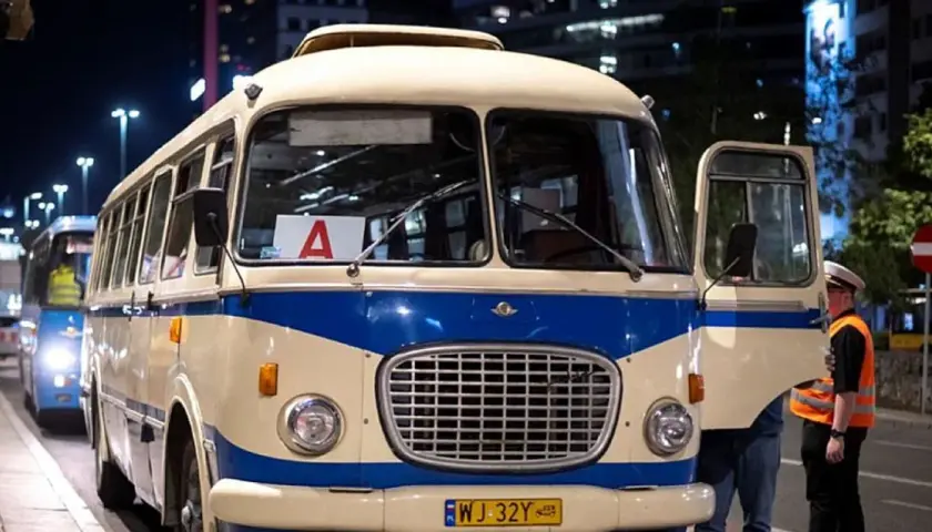 Nocne autobusy w Warszawie, klasyczny Jelcz z otwartymi drzwiami i kierowcą w kamizelce.