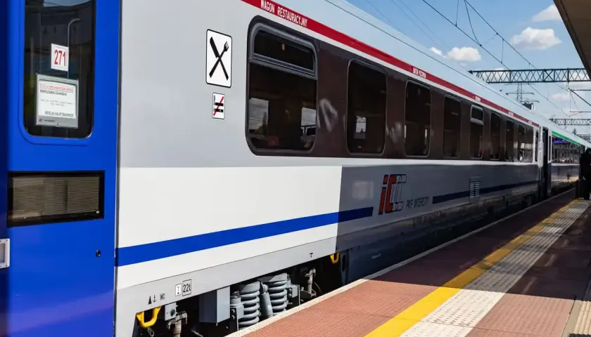 Wagon restauracyjny PKP Intercity. Symbol widelca i noża informuje, jak sprawdzić czy w pociągu jest wars.