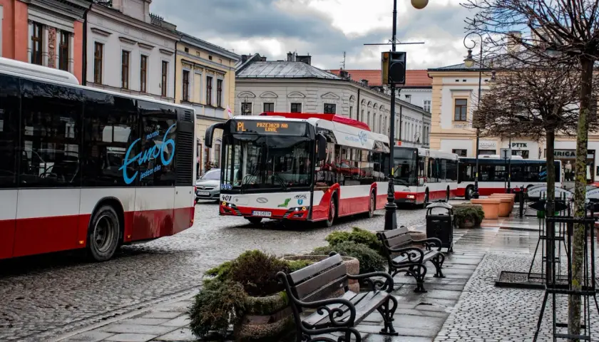 Autobus linii 401 z Nowego Sącza do Krakowa na brukowanej ulicy.