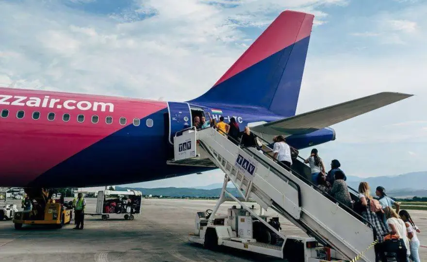 Ile alkoholu można przewieźć samolotem Wizz Air? Oto ważne limity