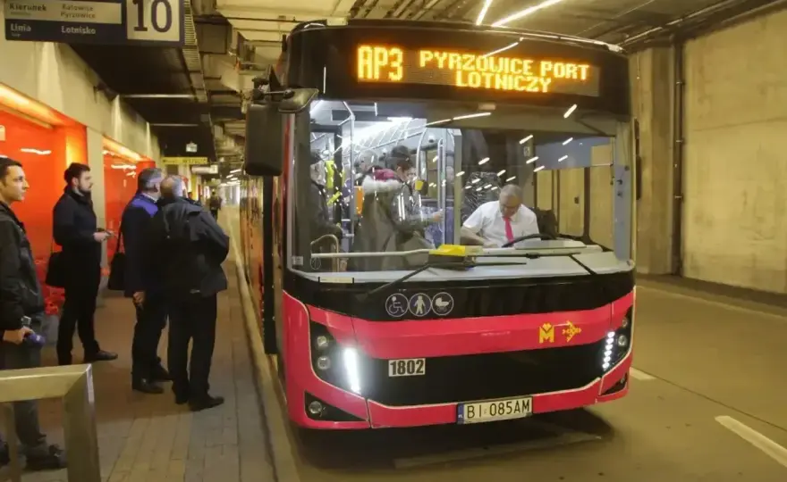 Dojazd z Kielc do Pyrzowic - który transport wybrać?