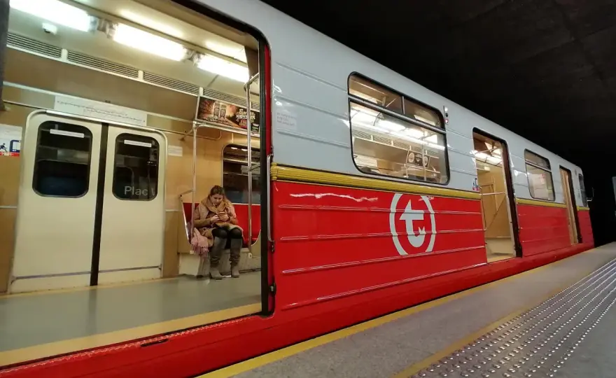 Metro w święta - Jak kursuje i jak uniknąć pomyłek w rozkładzie?
