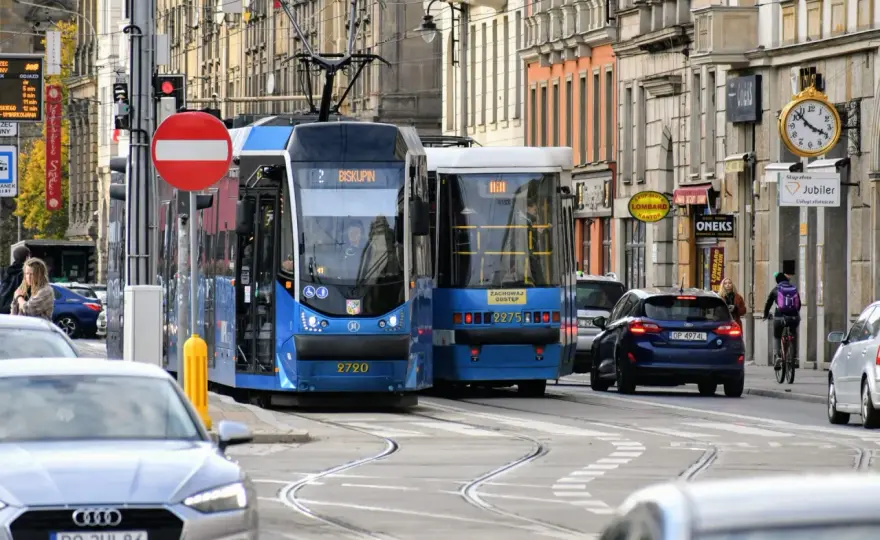 Jak dojechać z dworca do Prokocimia? - Tramwaj, autobus czy pociąg?